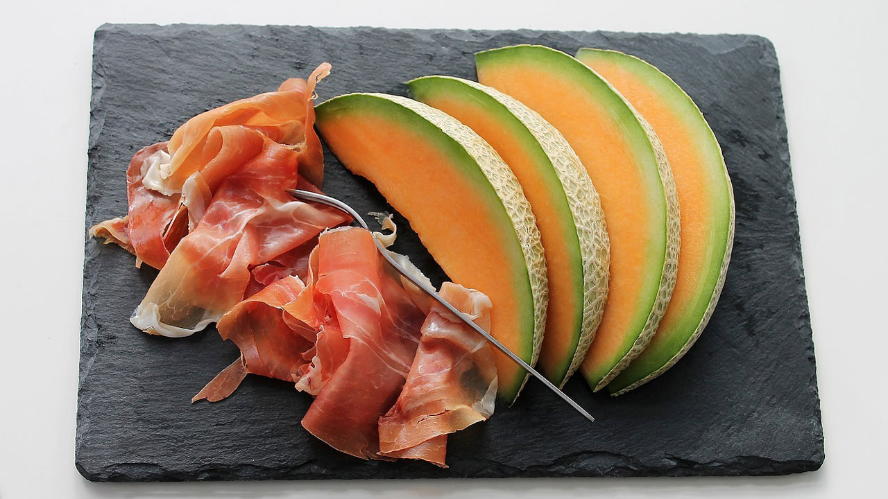 slices of tasty melon and ham