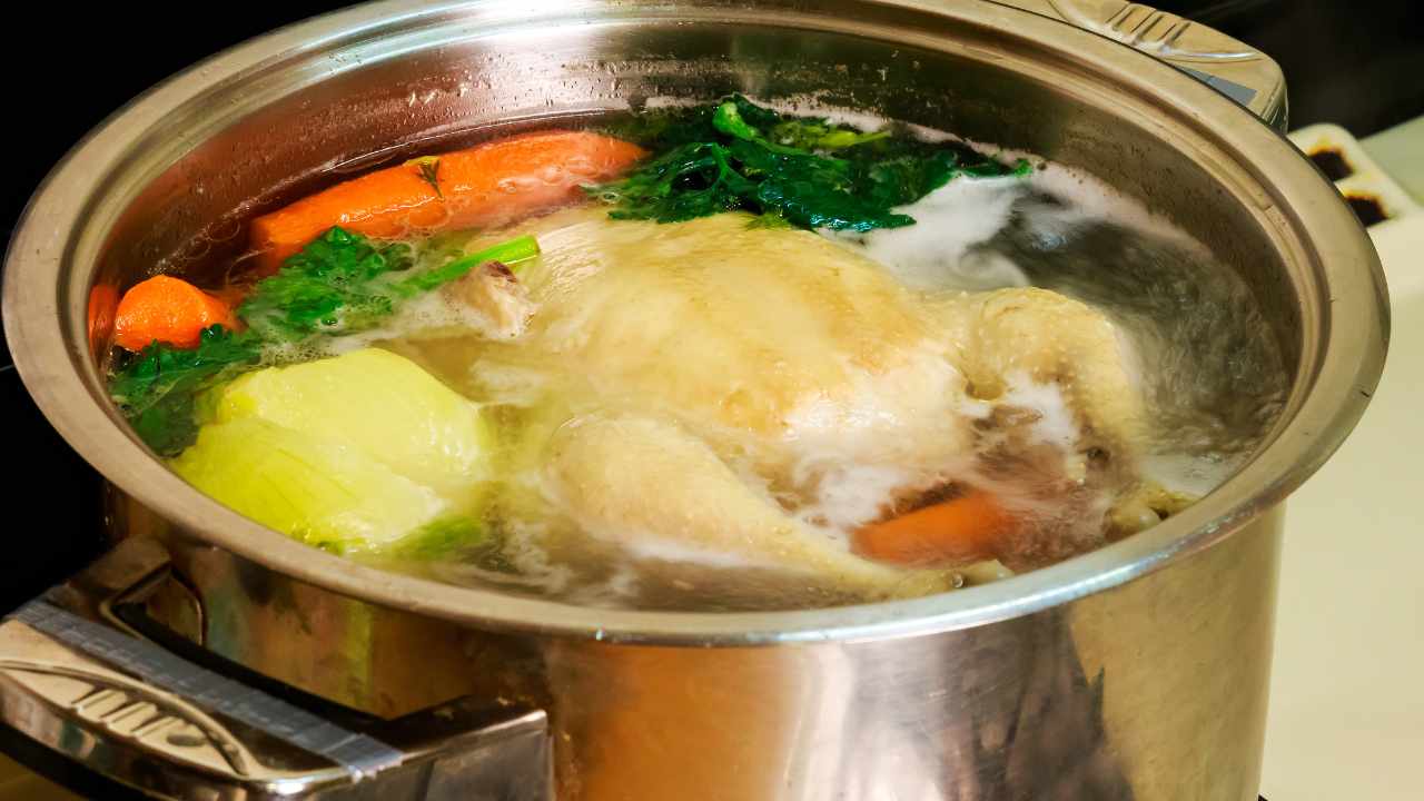 Chicken broth: a healthy dish with a long history and tradition