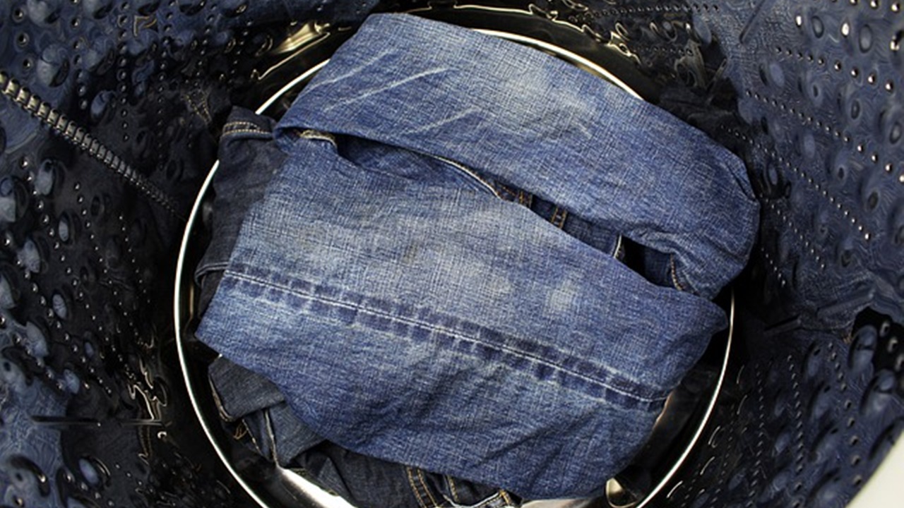 jeans are placed in the washing machine for wash
