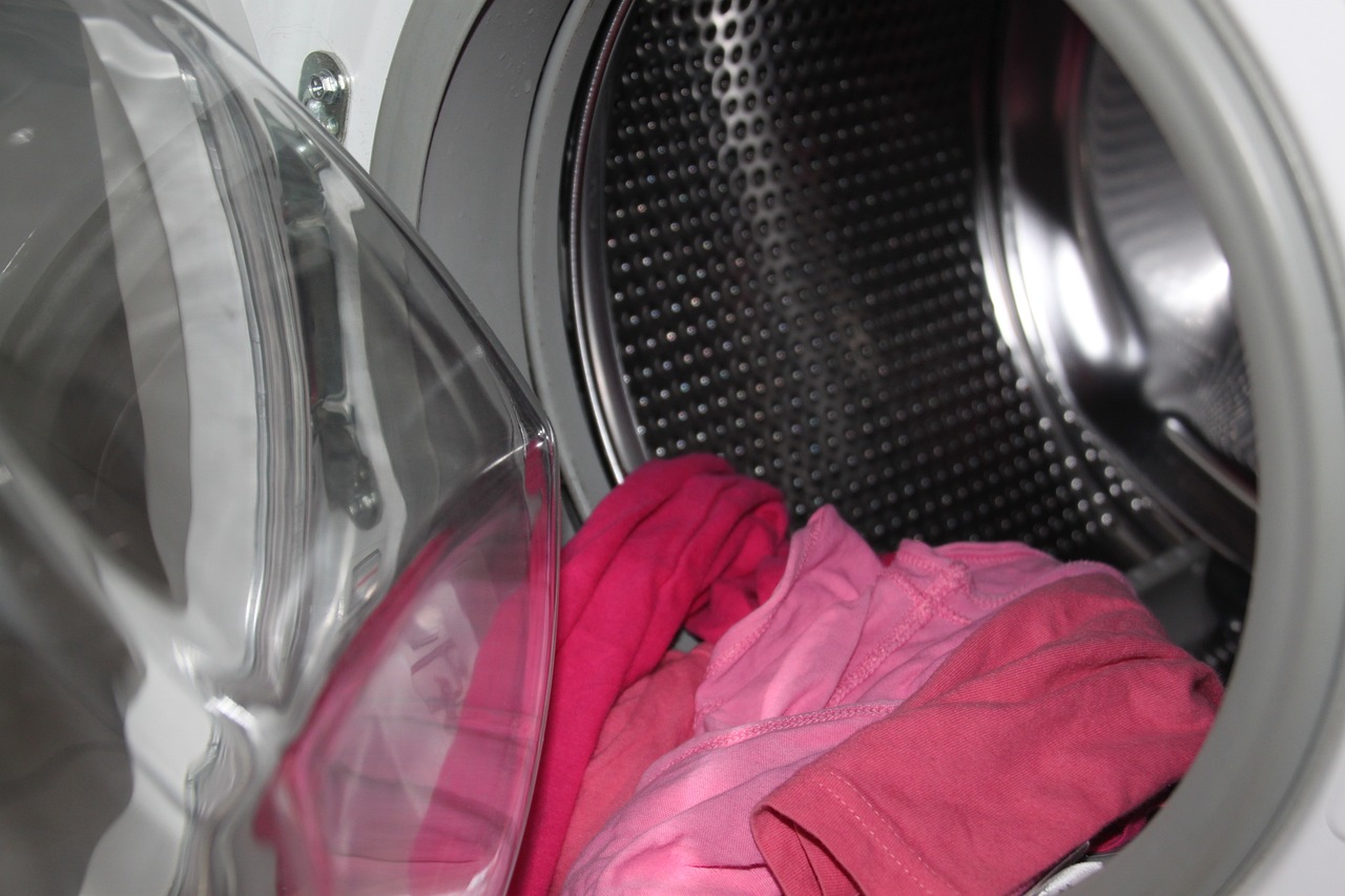 putting grease stain clothes in the washing machine